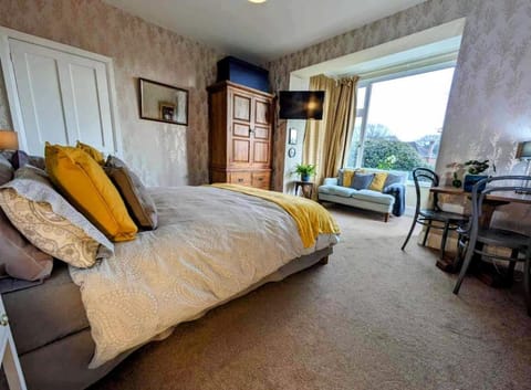 Bed, TV and multimedia, Photo of the whole room, Seating area