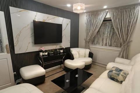 House-Sleeps 5 person -Etihad Stadium 15 min drive House in Oldham