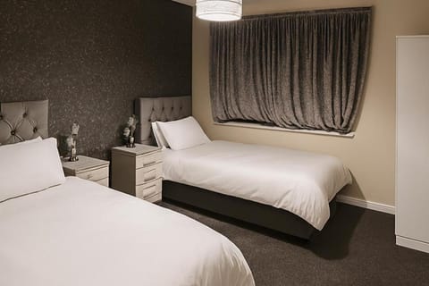 House-Sleeps 5 person -Etihad Stadium 15 min drive House in Oldham