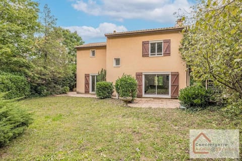 Property building, Day, Natural landscape, Garden, Garden view