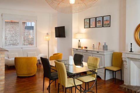 Communal lounge/ TV room, TV and multimedia, Living room, Dining area