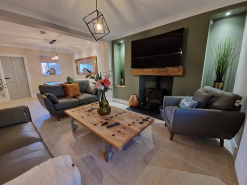 Communal lounge/ TV room, TV and multimedia, Living room, Seating area