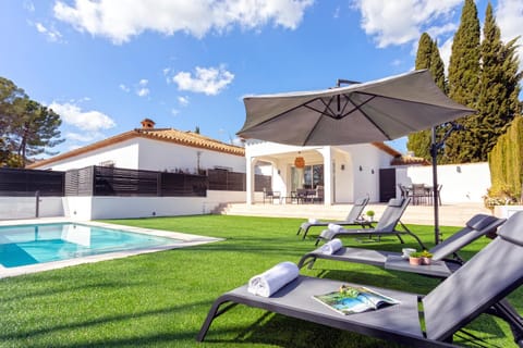 Property building, Patio, Spring, Day, Natural landscape, Summer, Garden, Garden view, Pool view, Swimming pool, sunbed