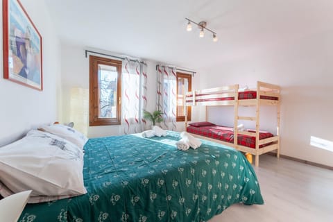 Bed, Photo of the whole room, Bedroom, bunk bed, towels