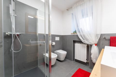 Shower, Toilet, Bathroom, towels