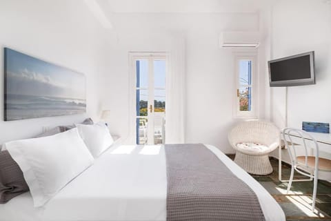 Bed, TV and multimedia, Bedroom