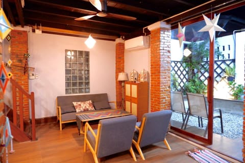 Living room, Seating area