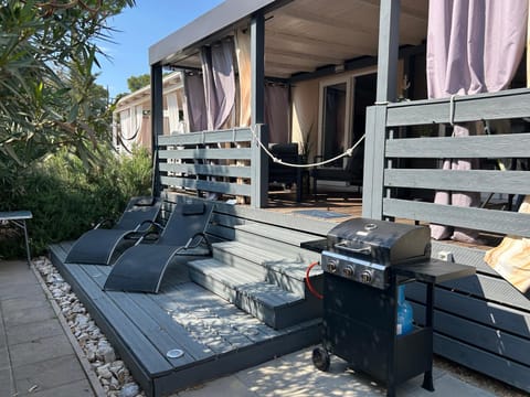 Property building, BBQ facilities, Balcony/Terrace, Seating area, sunbed