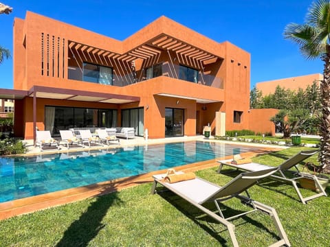 Property building, Patio, Spring, Day, Garden, Garden view, Pool view, Swimming pool, sunbed