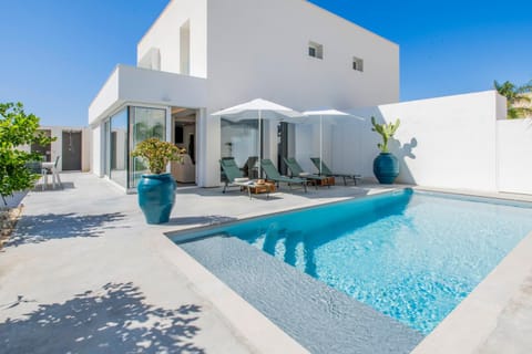 Shower, Property building, Solarium, Dining area, Swimming pool, Inner courtyard view
