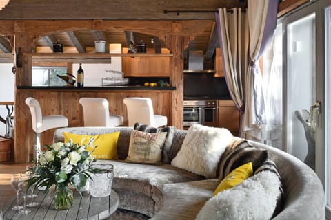 Kitchen or kitchenette, Living room, Seating area