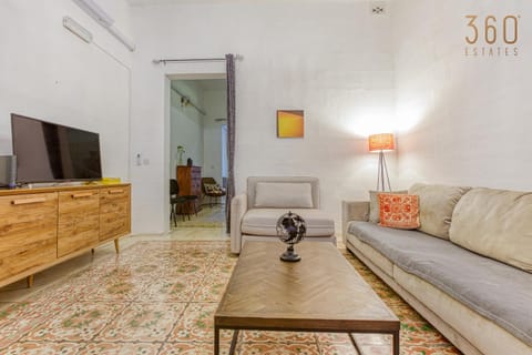 Communal lounge/ TV room, TV and multimedia, Living room, Seating area, Evening entertainment