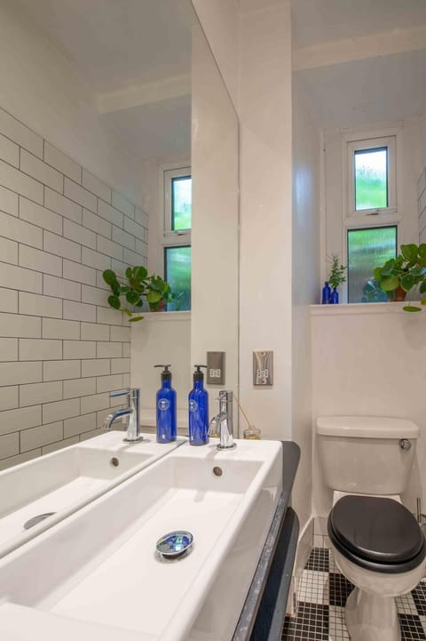 Artists Flat 7 min to R Mile Apartment in Edinburgh