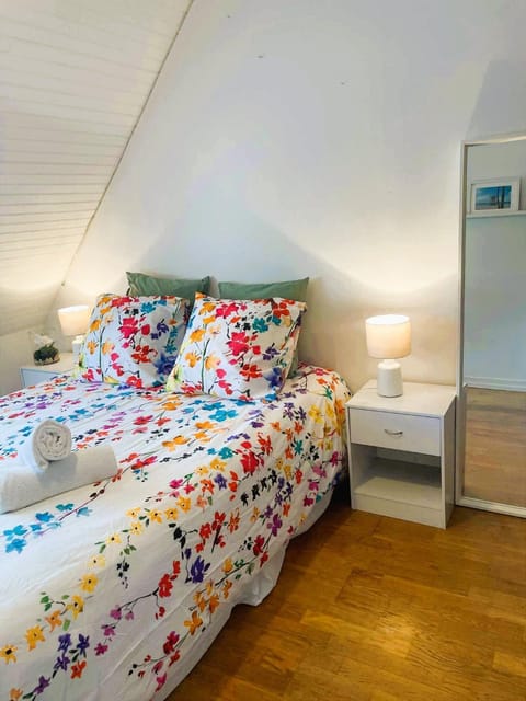 Bed, Photo of the whole room, Bedroom, towels