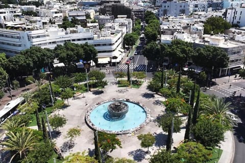 Property building, Nearby landmark, Day, Neighbourhood, Bird's eye view, City view, Location