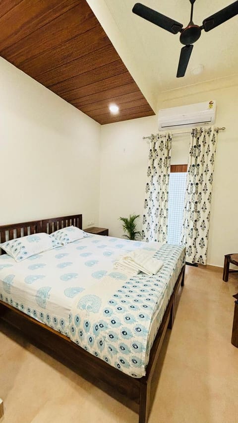 Bed, Photo of the whole room, Bedroom, air conditioner