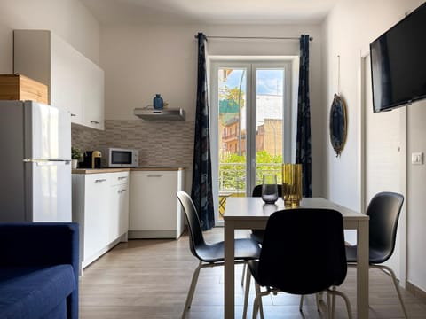 TV and multimedia, Kitchen or kitchenette, Living room, Seating area, Dining area, pet friendly, stove, kitchen