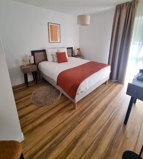 Photo of the whole room, Bedroom