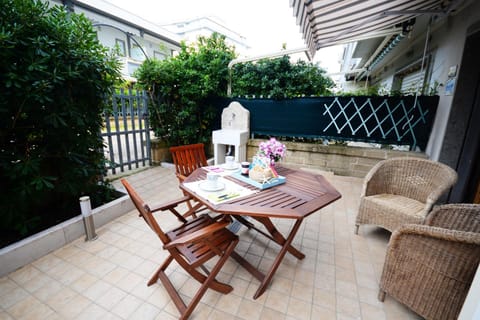 Patio, Day, Garden, Dining area