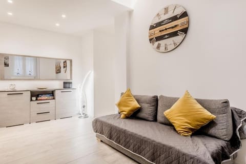Kitchen or kitchenette, Living room, Seating area, Dining area, stove
