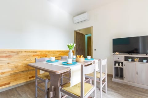 Communal lounge/ TV room, Dining area, air conditioner