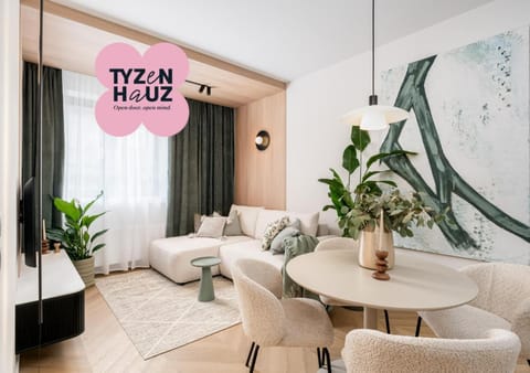 Bed, Day, TV and multimedia, Living room, Photo of the whole room, Seating area, Dining area, Evening entertainment, air conditioner