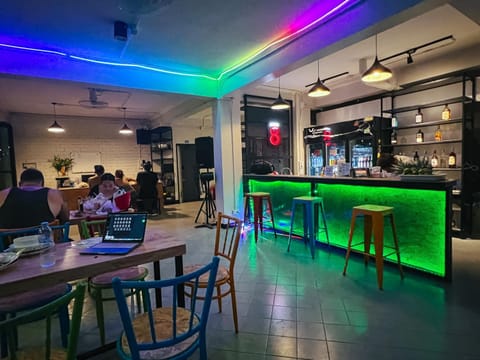 Lounge or bar, Drinks, group of guests