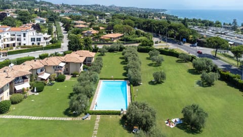 Property building, Day, Neighbourhood, Bird's eye view, Garden, City view, Lake view, Pool view, Street view, Swimming pool, Swimming pool