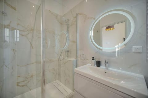 Oasis du Sud 4 beds and 4 baths 10 min from Palais House in Cannes