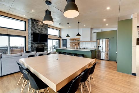 Kitchen or kitchenette, Living room, Seating area, Dining area, oven, stove