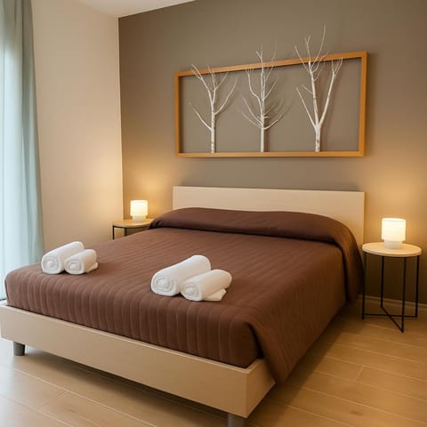 Bed, Photo of the whole room, Bedroom, towels
