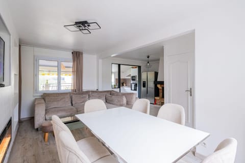 Kitchen or kitchenette, Living room, Seating area, Dining area, fireplace