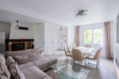 TV and multimedia, Living room, Seating area, Dining area, fireplace