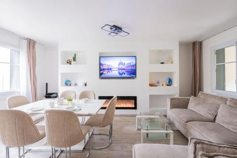 TV and multimedia, Living room, Seating area, Dining area, fireplace