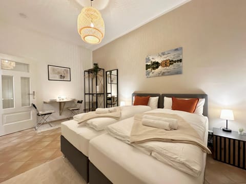 Bed, Photo of the whole room, Seating area, Bedroom, towels