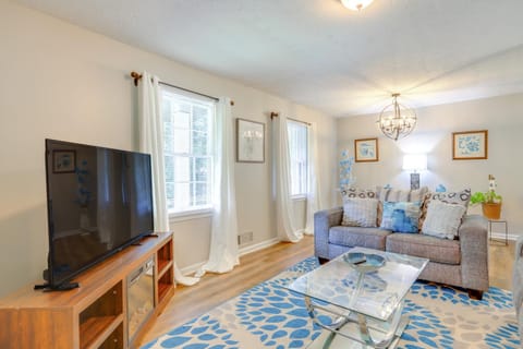 Deck and Game Room Family Home in Stockbridge! House in Stockbridge