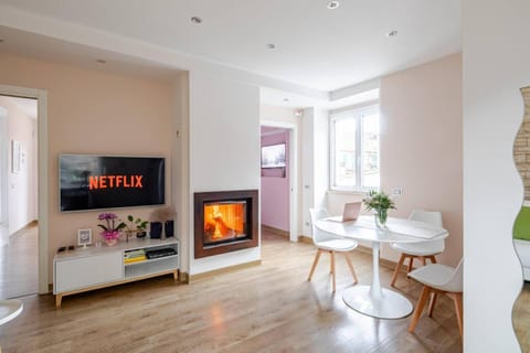 Communal lounge/ TV room, TV and multimedia, Living room, Seating area, Dining area, Evening entertainment