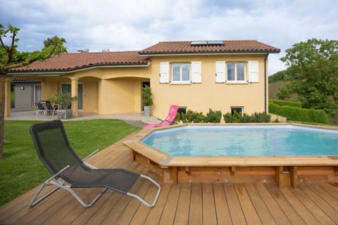Property building, Patio, Day, Garden, Pool view, Swimming pool, sunbed