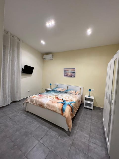 Bed, TV and multimedia, Photo of the whole room, Bedroom, air conditioner