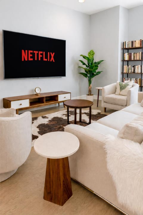 Suite Dreams - Designer Style - Central - Sleeps 7 Apartment in Lower West Side