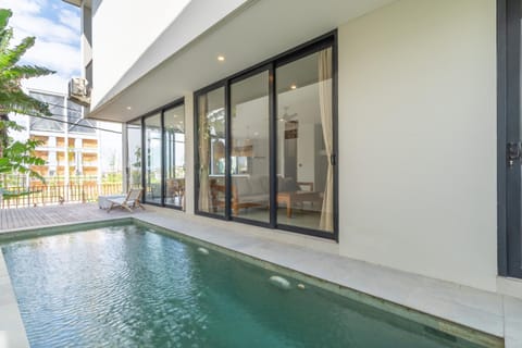 Property building, Pool view, Swimming pool, Swimming pool, sunbed