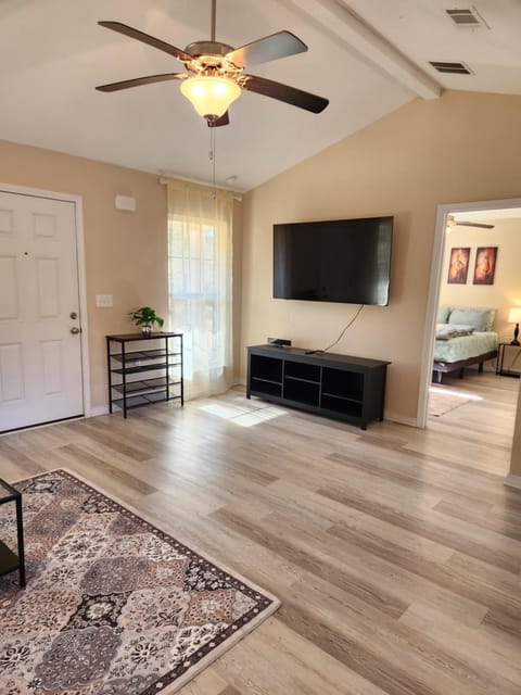 Communal lounge/ TV room, TV and multimedia, Living room, Photo of the whole room, Seating area, Evening entertainment