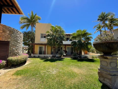 Property building, Patio, Day, Pool view, Swimming pool, sunbed