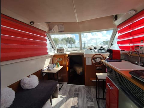 bateau au port Docked boat in Normandy