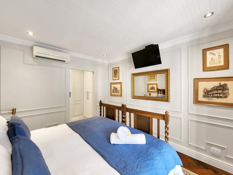 Bed, TV and multimedia, Photo of the whole room, Bedroom, towels, air conditioner