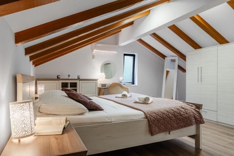 Bed, Bedroom, towels