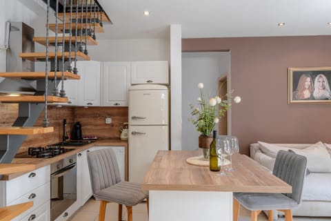 Kitchen or kitchenette, Living room, Seating area, Dining area, oven, stove