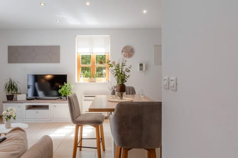 TV and multimedia, Living room, Seating area, Dining area