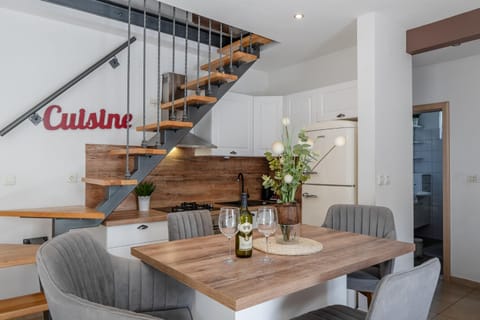 Kitchen or kitchenette, Living room, Seating area, Dining area