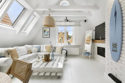 TV and multimedia, Living room, Seating area, fireplace